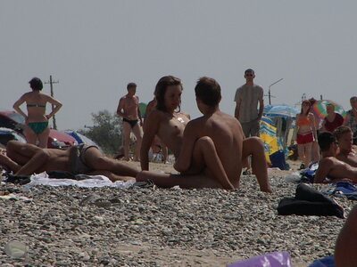 Imagen etiquetada con: Skinny, Brunette, Beach, Fucking, Public, Small Tits