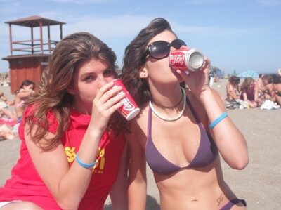 Imagen etiquetada con: Skinny, Beach, Bikini, Brunette, Caterina, Italian, Sexy Wallpaper, 2 girls, Cute, Tattoo, Tummy