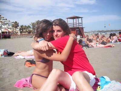 Imagen etiquetada con: Skinny, Beach, Bikini, Brunette, Caterina, Sexy Wallpaper, 2 girls, Cute, Tummy