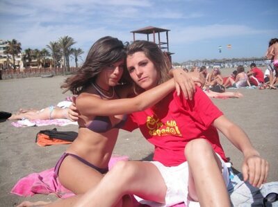 Imagen etiquetada con: Skinny, Beach, Bikini, Brunette, Caterina, Sexy Wallpaper, 2 girls, Cute, Tummy