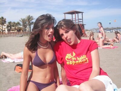 Imagen etiquetada con: Skinny, Beach, Bikini, Brunette, Caterina, 2 girls, Cute, Sexy Wallpaper, Tummy