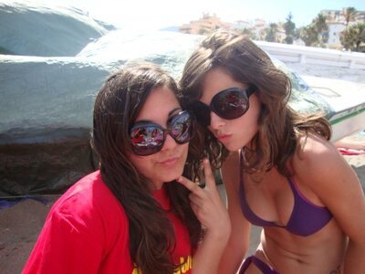 Imagen etiquetada con: Skinny, Beach, Bikini, Brunette, Caterina, Sexy Wallpaper, 2 girls, Tummy