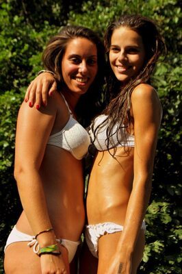 Imagen etiquetada con: Skinny, Bikini, Brunette, Caterina, Italian, Smiling, 2 girls, Cute