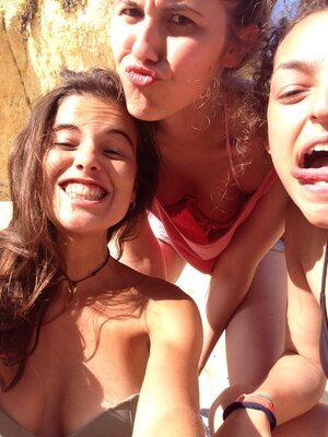 Imagen etiquetada con: Skinny, Brunette, Caterina, 3 girls, Cute, Funny, Smiling, Tongue