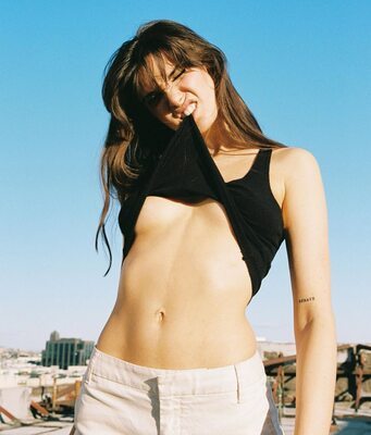 Imagen etiquetada con: Skinny, Brunette, Canadian, Charlotte Briar D’Alessio, Cute, Tummy