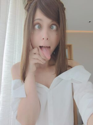 Imagen etiquetada con: Skinny, Brunette, Chloe Lewis - newchloe18, Canadian, Cute, Eyes, Funny, Tongue