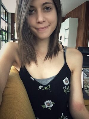 Imagen etiquetada con: Skinny, Brunette, Chloe Lewis - newchloe18, Canadian, Cute, Safe for work