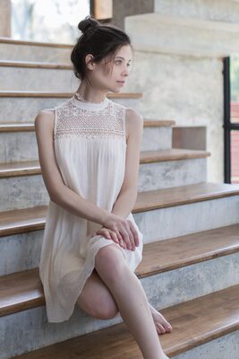 Imagen etiquetada con: Skinny, Brunette, Chloe Lewis - newchloe18, Canadian, Cute, Eyes, Legs, Safe for work