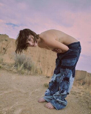 Imagen etiquetada con: Skinny, Brunette, Clara Galle, Eyes, Feet, Nature, Spanish, Celebrity - Star, Cute, Shy