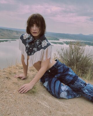 Imagen etiquetada con: Skinny, Brunette, Clara Galle, Nature, Spanish, Celebrity - Star, Cute