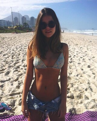 Imagen etiquetada con: Skinny, Brunette, Clarissa Müller, Beach, Bikini, Brazilian, Cute, Tummy