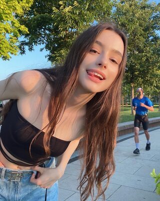 Imagen etiquetada con: Skinny, Brunette, Dasha Taran, Cute, Eyes, Russian, Safe for work, Smiling, Tongue