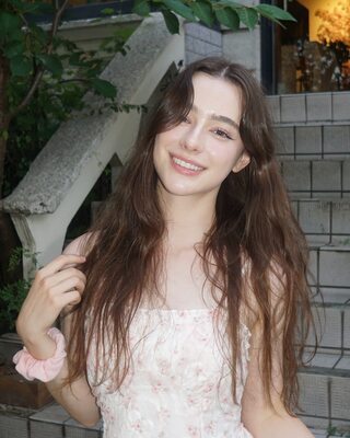 Imagen etiquetada con: Skinny, Brunette, Dasha Taran, Cute, Eyes, Russian, Safe for work, Smiling