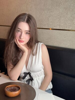 Imagen etiquetada con: Skinny, Brunette, Dasha Taran, Cute, Eyes, Russian, Shy