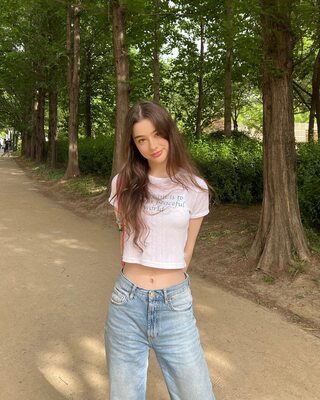 Imagen etiquetada con: Skinny, Brunette, Dasha Taran, Cute, Nature, Piercing, Russian, Safe for work, Smiling, Tummy