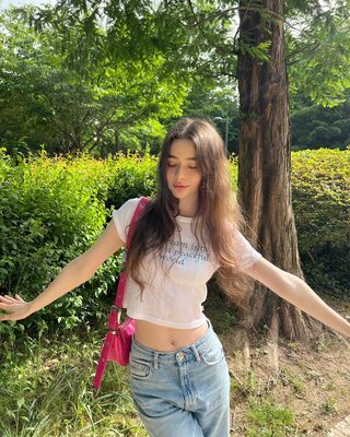 Imagen etiquetada con: Skinny, Brunette, Dasha Taran, Cute, Nature, Piercing, Russian, Safe for work, Tummy