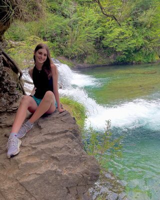 Imagen etiquetada con: Skinny, Brunette, Delfina Suarez Luco, Argentinean, Cute, Legs, Nature, Smiling, Waterfall