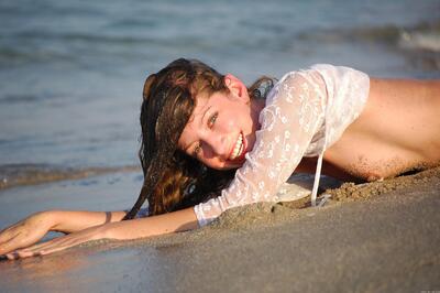 Imagen etiquetada con: Skinny, Brunette, Destination, MET Art, Mika A, Beach, Eyes, Sexy Wallpaper, Small Tits, Smiling, Ukrainian