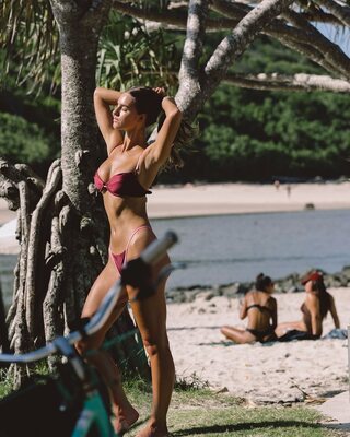 Imagen etiquetada con: Skinny, Brunette, Emily Feld, Australian, Beach, Bikini, Cute, Legs, Tummy