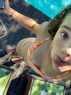 Imagen etiquetada con: Skinny, Brunette, Eyes, Feet, Selfie, Tongue, Wet, Cute, Pool