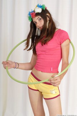 Imagen etiquetada con: Skinny, Brunette, Eyes, Legs, Roberta, WeAreLittleStars.com, Cute, Tummy