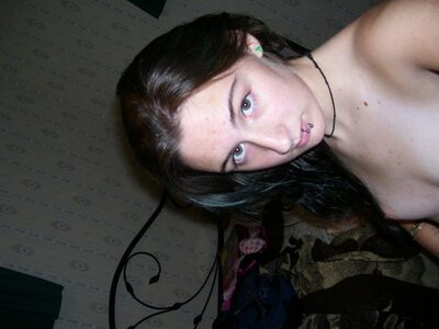 Imagen etiquetada con: Skinny, Brunette, Eyes, Piercing, Selfie, Sexy Wallpaper, Flat chested, Small Tits
