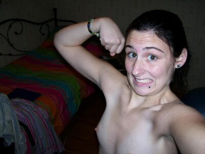 Imagen etiquetada con: Skinny, Brunette, Eyes, Piercing, Selfie, Sexy Wallpaper, Flat chested, Small Tits