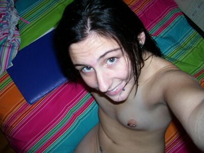 Imagen etiquetada con: Skinny, Brunette, Eyes, Piercing, Selfie, Sexy Wallpaper, Smiling, Flat chested, Small Tits, Tummy