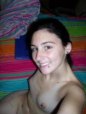 Imagen etiquetada con: Skinny, Brunette, Eyes, Piercing, Selfie, Smiling, Flat chested, Small Tits