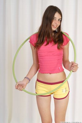 Imagen etiquetada con: Skinny, Brunette, Eyes, Roberta, WeAreLittleStars.com, Cute, Tummy
