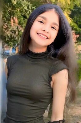 Imagen etiquetada con: Skinny, Brunette, Eyes, Smiling, What is her name, Cute