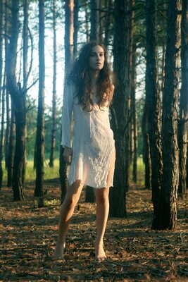 Imagen etiquetada con: Skinny, Brunette, Feet, Legs, Nature, Shy