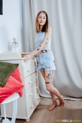 Imagen etiquetada con: Skinny, Brunette, Feet, Legs, Russian, Sasha Paige, Tattoo