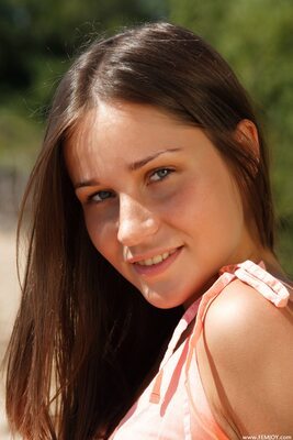 Imagen etiquetada con: Skinny, Brunette, Femjoy, Irina Bruni - Irina O - Dana C, Sunday, Beach, Cute, Eyes, Face, Russian, Safe for work, Smiling