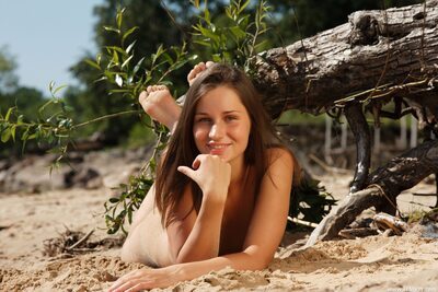 Imagen etiquetada con: Skinny, Brunette, Femjoy, Irina Bruni - Irina O - Dana C, Sunday, Beach, Cute, Eyes, Feet, Russian, Sexy Wallpaper, Smiling