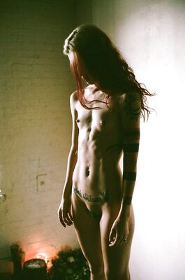 Imagen etiquetada con: Skinny, Brunette, Flat chested, Piercing, Small Tits, Tattoo, Tummy