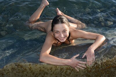 Imagen etiquetada con: Skinny, Brunette, Foncara, Foxy Di - Nensi B - Medina U, MET Art, Mikhail Paramonov - Paromov, Nature, Russian, Sexy Wallpaper, Smiling, Cute