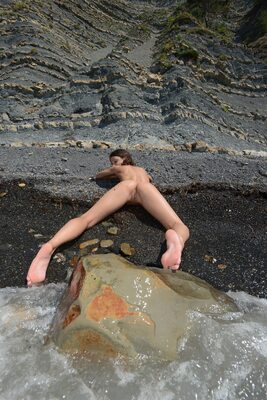 Imagen etiquetada con: Skinny, Brunette, Foxy Di - Nensi B - Medina U, MET Art, Mikhail Paramonov - Paromov, Nature, Nyuso, Russian, Cute