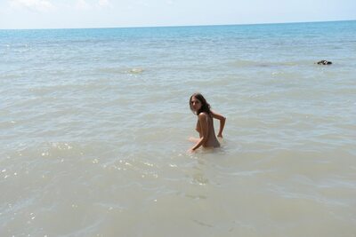 Imagen etiquetada con: Skinny, Brunette, Foxy Di - Nensi B - Medina U, MET Art, Mikhail Paramonov - Paromov, Nature, Nyuso, Russian, Cute