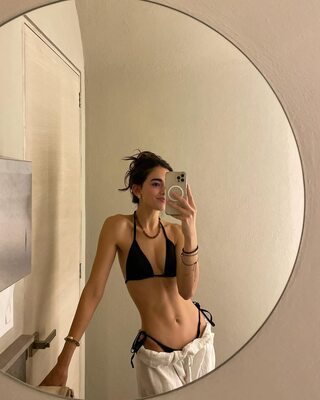 Imagen etiquetada con: Skinny, Brunette, Julia Trevino, Bikini, Cute, Mirror, Selfie, Tummy