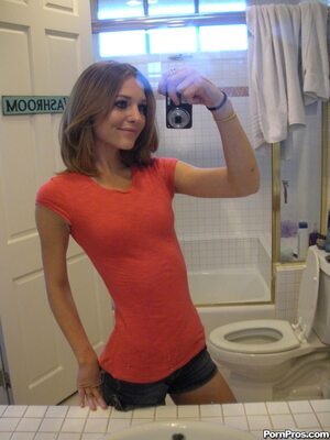 Imagen etiquetada con: Skinny, Brunette, Kasey Chase, PornPros.com, American, Cute, Mirror, Safe for work, Selfie, Small Tits