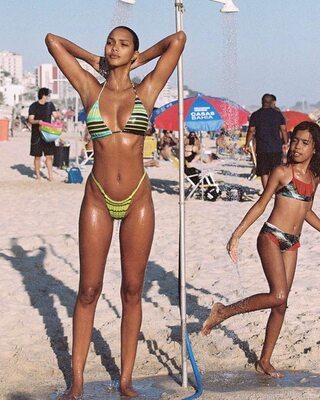 Imagen etiquetada con: Skinny, Brunette, Lais Ribeiro, 2 girls, Beach, Bikini, Brazilian, Celebrity - Star, Legs, Shower, Tummy