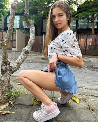 Imagen etiquetada con: Skinny, Brunette, Lera Buns - Valeria Titova, Cute, Legs, Russian