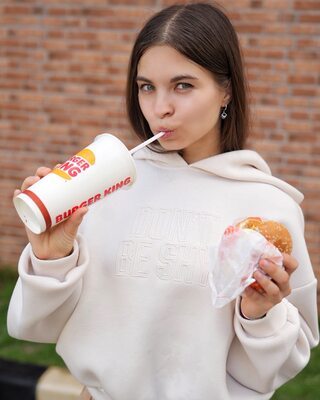 Imagen etiquetada con: Skinny, Brunette, Lera Buns - Valeriia Makusheva - Valeria Titova, Burger King, Cute, Eyes, Russian, Safe for work