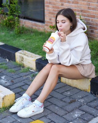 Imagen etiquetada con: Skinny, Brunette, Lera Buns - Valeriia Makusheva - Valeria Titova, Burger King, Cute, Legs, Russian, Safe for work