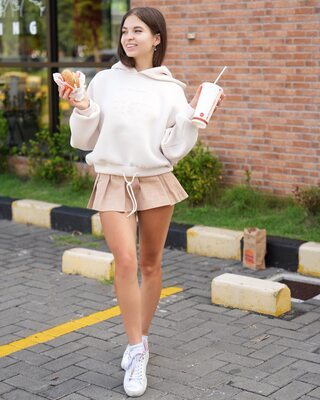 Imagen etiquetada con: Skinny, Brunette, Lera Buns - Valeriia Makusheva - Valeria Titova, Burger King, Cute, Legs, Russian, Smiling