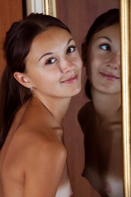 Imagen etiquetada con: Skinny, Brunette, MET Art, Tilane, Veselin, Cute, Eyes, Mirror, Small Tits, Ukrainian