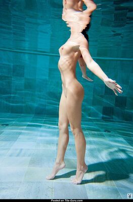 Imagen etiquetada con: Skinny, Brunette, Playboy, Small Tits, Under water