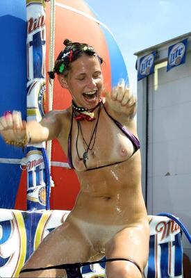 Imagen etiquetada con: Skinny, Brunette, Pussy, Shower, Small Tits, Tummy