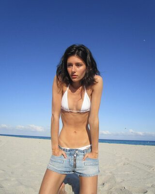 Imagen etiquetada con: Skinny, Brunette, Renée Bellerive, Beach, Bikini, Canadian, Cute, Tummy